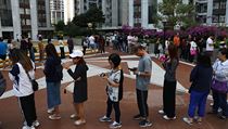 Lid� v Hongkongu stoj� frontu do volebn�ch m�stnost�. Z�jem voli�� o hlasov�n�...