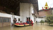 Hasii zachraujc obyvatele zaplaven oblasti nedaleko msta Cuneo v severn...