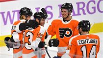 Philadelphia Flyers oslavují Voráčkův gól v utkání s Vancouver Canucks.