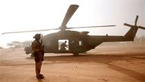 Vojensk helikoptra NH90 Caiman u zkladny bhem operace Barkhane v Ndaki,...