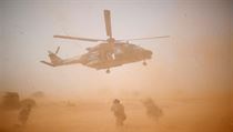 Vojensk helikoptra NH90 Caiman pistva u zkladny bhem operace Barkhane v...