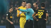 Hlavní rozhodčí utkání vysvětluje penaltový incident Samiru Handanovičovi.