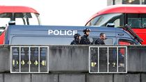 Policejní jednotky a záchranáři na mostě London Bridge