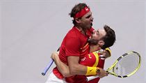 Rafael Nadal (vlevo) se s Marcelem Granollersem raduj z postupu do semifinle...