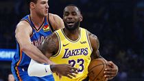 Hr Los Angeles Lakers LeBron James (vpravo) je faulovn protihrem.