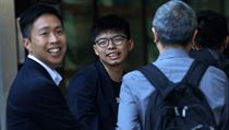 Mstn volby v Hongkongu. Kelvin Lam a aktivista Joshua Wong dkuj...