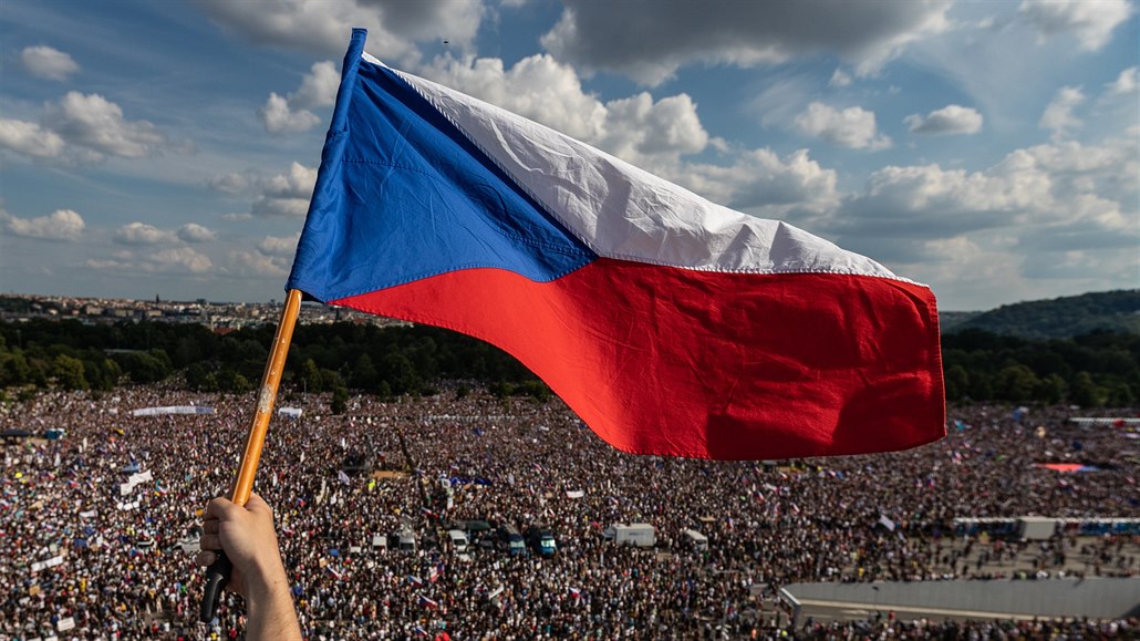 Fotografie z demonstrace na Letné proti Andreji Babiovi od Lukáe Bíby. Stala...