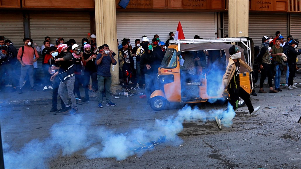 Na protestující v ulicích Bagdádu pouily bezpenostní sloky slzný plyn.