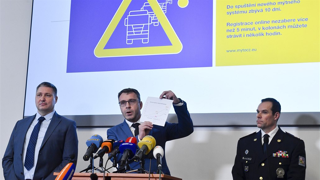 Ministr dopravy Vladimír Kremlík (za ANO) hovo�í na tiskové konferenci ke...