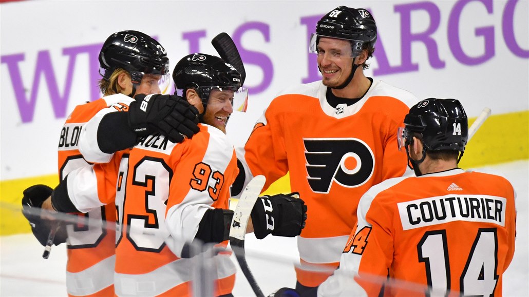 Philadelphia Flyers oslavují Voráčkův gól v utkání s Vancouver Canucks.