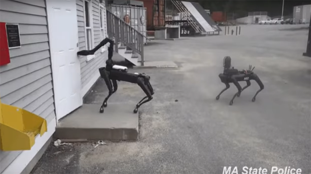 Roboti p�ipomínající psy, které vyu�ívá massachusettská policie.