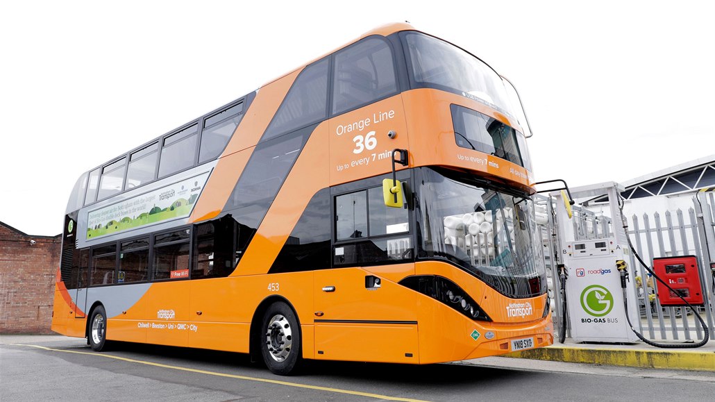 Dvoupatrový autobus Scania na plyn. Podobný doubledecker bude jezdit i v...