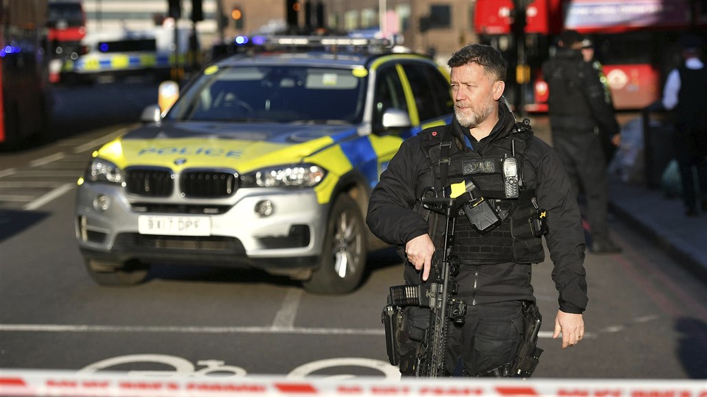 Policie zasahuje na London bridge uprostřed hlavního města Velké Británie.