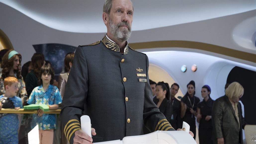 Hugh Laurie jako kapitán. Vesmírný seriál Avenue 5 (2020). Reie: Armando...