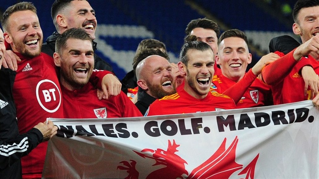 Gareth Bale (uprostřed) s kontroverzní verzí velšské vlajky.