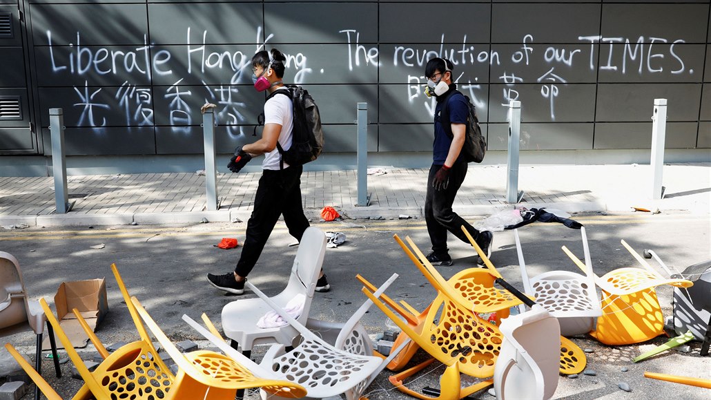 Protestující v Hongkongu.