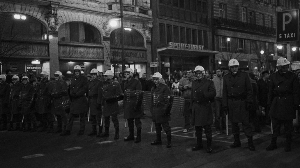 Zásah poádkových sil na Národní tíd v Praze proti demonstraci student,...