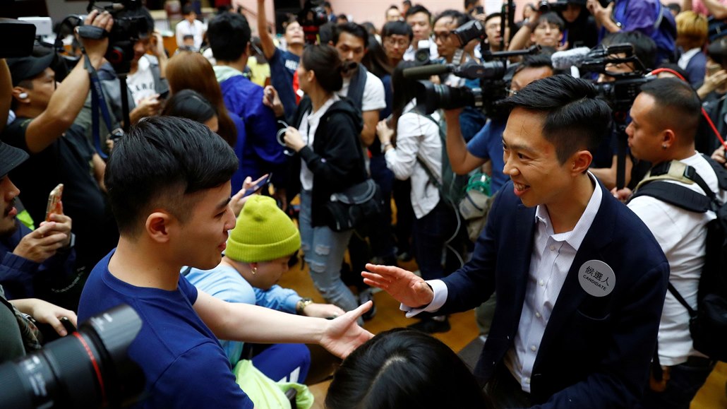 Místní volby v Hongkongu ovládly prodemokratické síly. Kandidát Kelvin Lam...