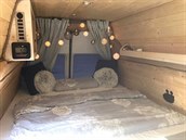 To je Karel. Dodávku Volkswagen Transporter 5 si studentka s pomocí p�átel...