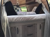To je Karel. Dodávku Volkswagen Transporter 5 si studentka s pomocí p�átel...