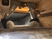 To je Karel. Dodávku Volkswagen Transporter 5 si studentka s pomocí p�átel...