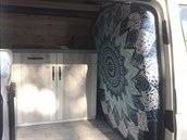 To je Karel. Dodávku Volkswagen Transporter 5 si studentka s pomocí p�átel...