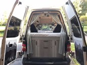 To je Karel. Dodávku Volkswagen Transporter 5 si studentka s pomocí p�átel...