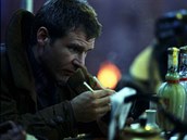 Harrison Ford jako lovec replikant ve filmu Blade Runner.