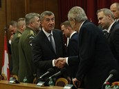 Premiér Andrej Babi podává ruku prezidentu Miloi Zemanovi.