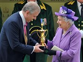 Princ Andrew pedává královn zlatý pohár za vítzství jejího kon v dostihu...