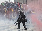Pi protivládních protestech v Bogot zasahuje i policie.
