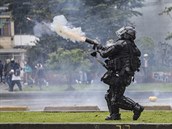 Policejní dstojník vystelí slzný plyn na protivládní demonstranty v Bogot v...