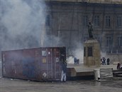 Protivládní demonstranti plhají na kontejnery ped kongresem v Bogot v...