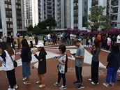 Lidé v Hongkongu stojí frontu do volebních místností. Zájem voli o hlasování...