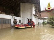 Hasii zachraujc obyvatele zaplaven oblasti nedaleko msta Cuneo v severn...