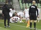 Hrá�i Karviné se radují z prvního gólu.