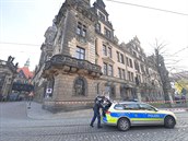 Policie ped budovou Schinkelwache.