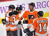 Philadelphia Flyers oslavují Vorákv gól v utkání s Vancouver Canucks.