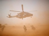 Vojensk helikoptra NH90 Caiman pistva u zkladny bhem operace Barkhane v...