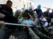 Záchranné akce po zemtesení v Albánii.