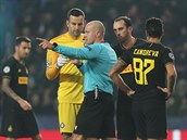 Hlavní rozhodí utkání vysvtluje penaltový incident Samiru Handanoviovi.