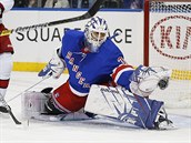 Henrik Lundqvist pi zkroku bhem zpasu s Carolinou