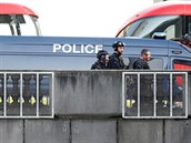 Policejní jednotky a záchranái na most London Bridge