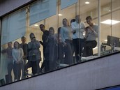 Úedníci sledující incident na London Bridge z prosklených kanceláí