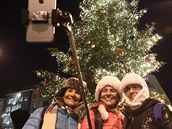 Návtvnice námstí Svobody v Brn se fotografují s vánoním stromem..