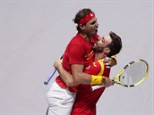 Rafael Nadal (vlevo) se s Marcelem Granollersem raduj z postupu do semifinle...