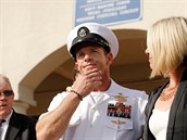 Písluník Navy SEAL Edward Gallagher odchází od soudu.