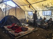 Obyvatelé tábora Vucjak spí ve patn izolovaných stanech a myjí se studenou...