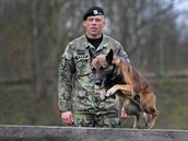 Vojenský policista rotný Pavel Petr a jeho sluební pes, belgický ovák Messi.