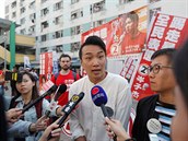 Prodemokratický kandidát Jimmy Sham po vítzství v místních volbách v Hongkongu.